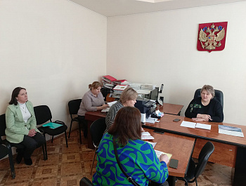 Сегодня во время планового приёма граждан глава района Н.В. Трошина выслушала нескольких жителей райцентра