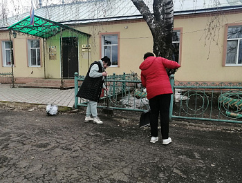 Сотрудники администрации Старобурасского муниципального образования поддерживают старую добрую традицию проведения в районе санитарных дней