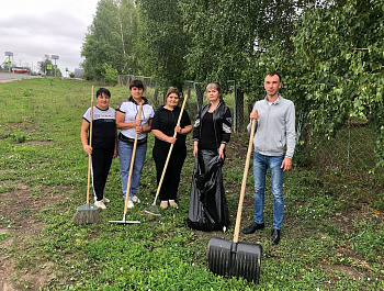 Коллектив администрации Яковлевского муниципального образования под руководством главы администрации муниципалитета Р. Г. Тугушевым провели субботник