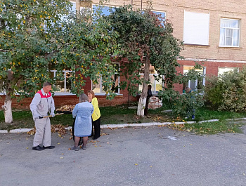 Стартовал месячник по благоустройству. Одними из первых в нём приняли участие сотрудники администрации района