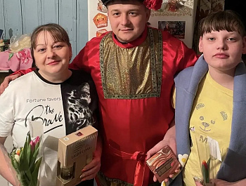 3аведующий структурным подразделением СДК с.Вязовка - Чирцов В.Н., в русском народном костюме, принял участие в Акции Росмолодежи «Вам, любимые!», поздравив свою избранницу, любимых женщин своей семьи, подруг, а также женщин села Вязовка и Старя Жуковка