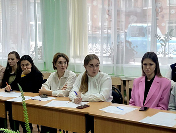 Сегодня глава района Наталья Трошина встретилась с молодыми педагогами образовательных учреждений