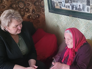 В соответствии с Указом Президента Российской Федерации В. В. Путина глава района Наталья Трошина вручила юбилейную медаль «80 лет Победы в Великой Отечественной войне 1941-1945 годов» труженице тыла Юдиной Нине Михайловне