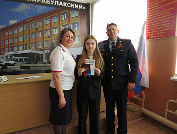 Сотрудники полиции вручили первые паспорта школьникам накануне Дня Победы