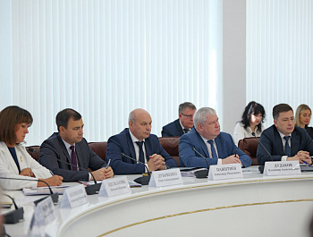 Губернатор Роман Бусаргин провел постоянно действующее совещание с участием зампредов и министров Правительства области, а также глав районов