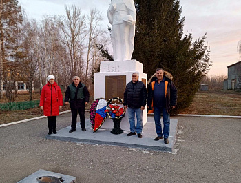 Сегодня во всех населенных пунктах Максимовского муниципального образования прошло возложение цветов к памятникам землякам, погибшим на полях сражений