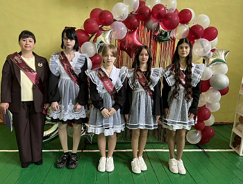 Начальник управления культуры Елена Карандина побывала на последнем звонке в школе с. Репьевка