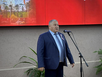 Глава района Андрей Кушнарёв принял участие в торжественном мероприятии, приуроченном ко Дню Государственного флага Российской Федерации