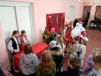 21.12.25г Большечечуйский СДК пригласил  детей и их родителей на новогоднее представление "Баба Яга и молодильное яблоко"