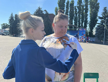 В преддверии Дня России, культорганизатор РДК Карина Березина провела акцию по раздаче ленточек, которые по цветовой гамме аналогичны флагу России