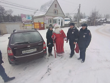 Сотрудники районной Госавтоинспекции поддержали акцию «Полицейский Дед Мороз»