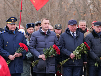 В День Неизвестного солдата глава региона возложил цветы к братской могиле