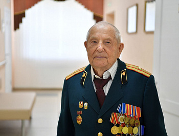 Губернатор Роман Бусаргин поздравил с Днем строителя труженика тыла, командира военно-строительного отряда Николая Сомова