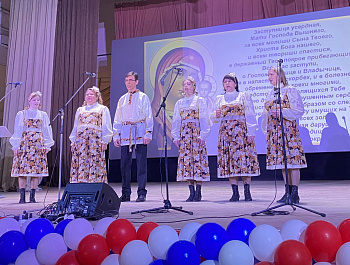 Глава района Артём Курочкин на торжественном мероприятии, посвященном Дню народного единства, поздравил земляков с предстоящим государственным праздником