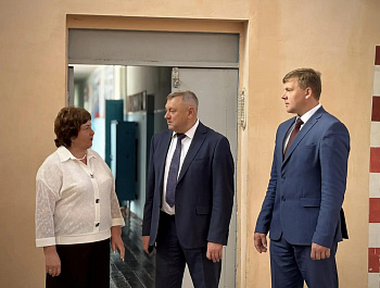 В Хватовской школе по региональной программе провели ремонт спортивного зала. Отремонтированный объект посетил глава района Андрей Кушнарёв