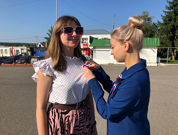 22 августа культорганизатор РДК Карина Березина провела акцию «Ленточка-Триколор»