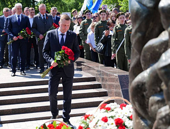Сегодня в Парке Победы на Соколовой горе прошла церемония занесения имен погибших в ходе проведения специальной военной операции военнослужащих