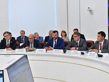 Губернатор Роман Бусаргин провел постоянно действующее совещание с зампредами и министрами Правительства области