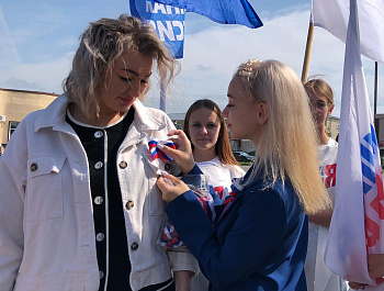 В рамках празднования Дня России, культорганизатор РДК Карина Березина провела акцию по раздаче ленточек, которые по цветовой гамме аналогичны флагу России
