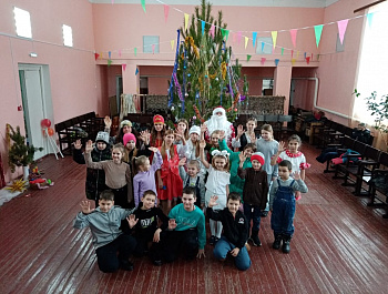 21.12.25г Большечечуйский СДК пригласил  детей и их родителей на новогоднее представление "Баба Яга и молодильное яблоко"