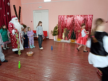 21.12.25г Большечечуйский СДК пригласил  детей и их родителей на новогоднее представление "Баба Яга и молодильное яблоко"
