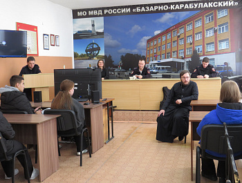 В Базарно-Карабулакском районе сотрудники полиции и общественники провели профориентационную экскурсию для школьников из с. Алексеевка