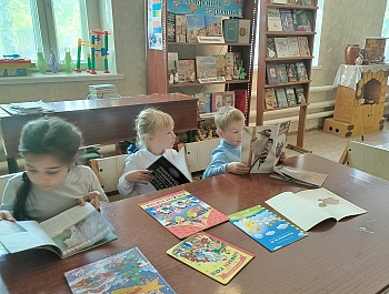 «Читай, выбирай, влюбляйся!»                                                                                                             Выставка -просмотр