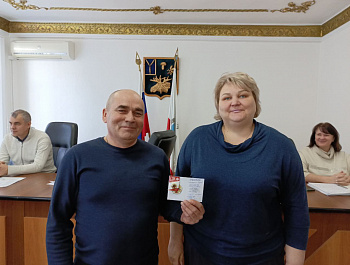 Во время сегодняшнего заседания глава района Н.В. Трошина со словами поздравлений и благодарности за активную жизненную позицию вручила золотые знаки отличия