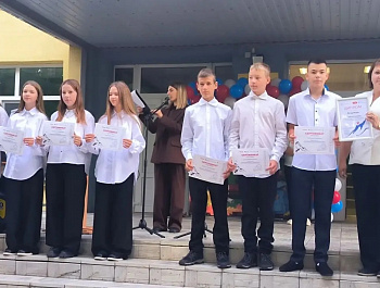 На торжественной линейке, посвящённой Дню знаний, в Липовской школе врип начальника управления образования Дарья Лобачёва провела церемонию награждения 