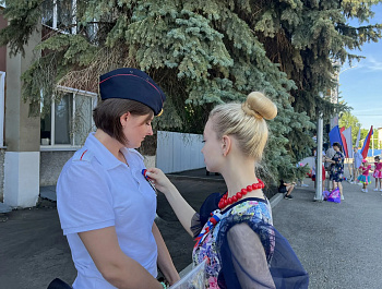 В рамках празднования Дня России, культорганизатор РДК Карина Березина провела акцию по раздаче ленточек в цветах флага России
