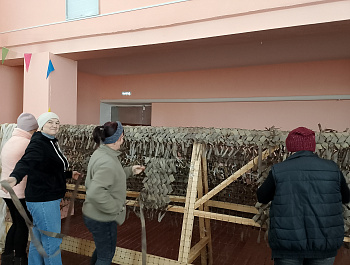 Отшумели праздничные дни и с первых рабочих дней на базе Большечечуйского СДК возобновило свою деятельность волонтёрское движение по плетению мас.сетей "Добрые сердца"