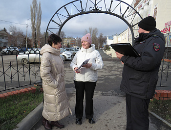 Сотрудники полиции совместно с членом Общественного совета провели беседу по предупреждению дистанционного мошенничества