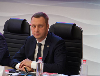 На Совете ПФО Роман Бусаргин рассказал о патриотическом воспитании молодежи в Саратовской области 