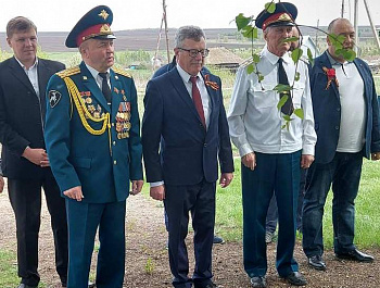 Возложение венков и цветов к мемориалу