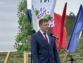 Глава района Андрей Кушнарёв поприветствовал участников эколого-патриотической акции «Сад памяти»