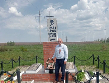 Глава администрации Свободинского муниципального образования Сергей Панкратов и сотрудники администрации приняли участие в церемонии возложения цветов в с. Казанла