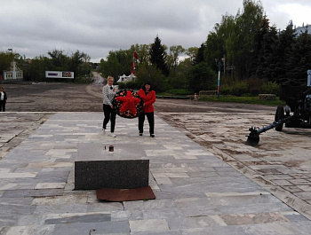 9 мая 2020г.на крыльце здания СДК с. Старые Бурасы, работники сельского дома культуры совместно с сельской библиотекой, провели  Онлайн – программу, посвященную «Великой Победе. 75 лет».
