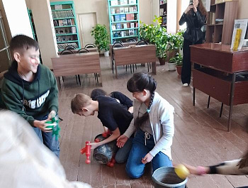«Майский калейдоскоп»                                                                   Познавательно – игровая программа