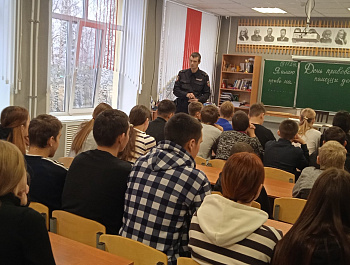 В Старой Жуковке участковый провел встречу со школьниками в рамках акции «Чистое поколение»