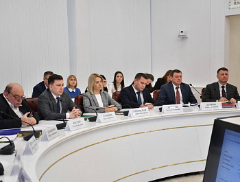 Глава региона Роман Бусаргин провел постоянно действующее совещание с зампредами и министрами, а также главами районов.