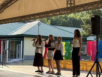 В детском оздоровительном лагере «Им. Лизы Чайкиной» с большим успехом прошёл концерт творческих коллективов РДК - вокальной группы «Боевое братство» и «Народного коллектива» вокальной группы «Класс» (руководитель Татьяна Соколова)