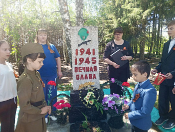Сегодня, 9 мая на территории школы в селе Первая Ханеневка у памятника прошёл митинг, посвященный 80-летию Победы в ВОВ