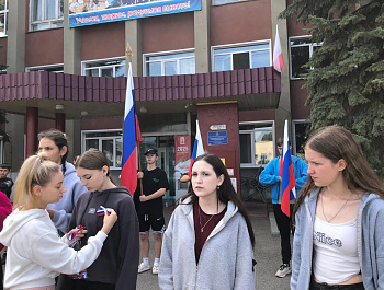 В преддверии Дня флага России, культорганизатор РДК Карина Березина провела для подростков и молодёжи оздоровительного лагеря «Ласточка» акцию по раздаче ленточек в цветах флага России