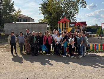Заместители главы администрации Максимовского МО также присоединились к общеобластному субботнику
