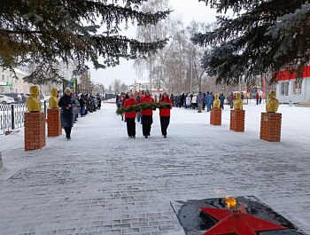 Сегодня, в День защитников Отчества, в Базарном Карабулаке прошёл митинг,