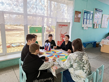 30 октября в преддверии празднования Дня народного единства, на базе Ключевского СДК провели патриотическую акцию за круглым столом "Что такое единство?"