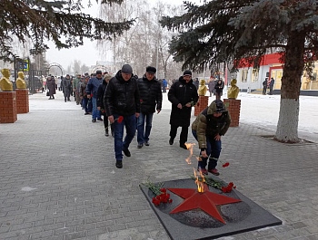 Сегодня десятки карабулакцев, в числе которых были депутаты различного уровня, представители общественных объединений, молодежных организаций, трудовых коллективов райцентра приняли участие в митинге, посвященном Дню памяти о россиянах, исполнявших свой д