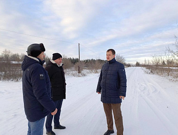 Глава Базарно-Карабулакского района Артём Курочкин в рабочем посёлке Свободный осмотрел проблемные участки дорожной сети