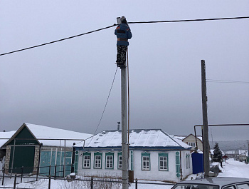 На территории Яковлевского МО в с.Яковлевка под руководством главы администрации Р.Г.Тугушева была проведена замена фонаря уличного освещения