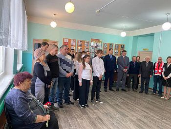 Глава района Артём Курочкин принял участие в церемонии открытия мемориальной доски в память об участнике СВО